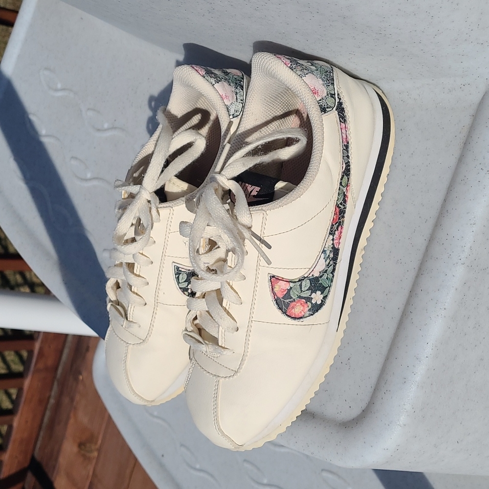 Vintage Nike swoosh shoes